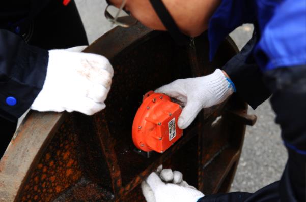 井蓋管理難題有解了！智能井蓋：實(shí)時(shí)監(jiān)控+掃碼溯源，效率安全雙提升